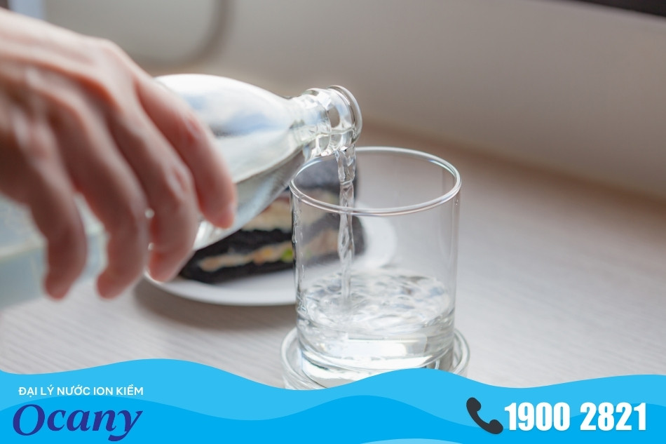 Nước đun sôi để nguội phù hợp để pha sữa cho bé Nước đun sôi để nguội phù hợp để pha sữa cho bé