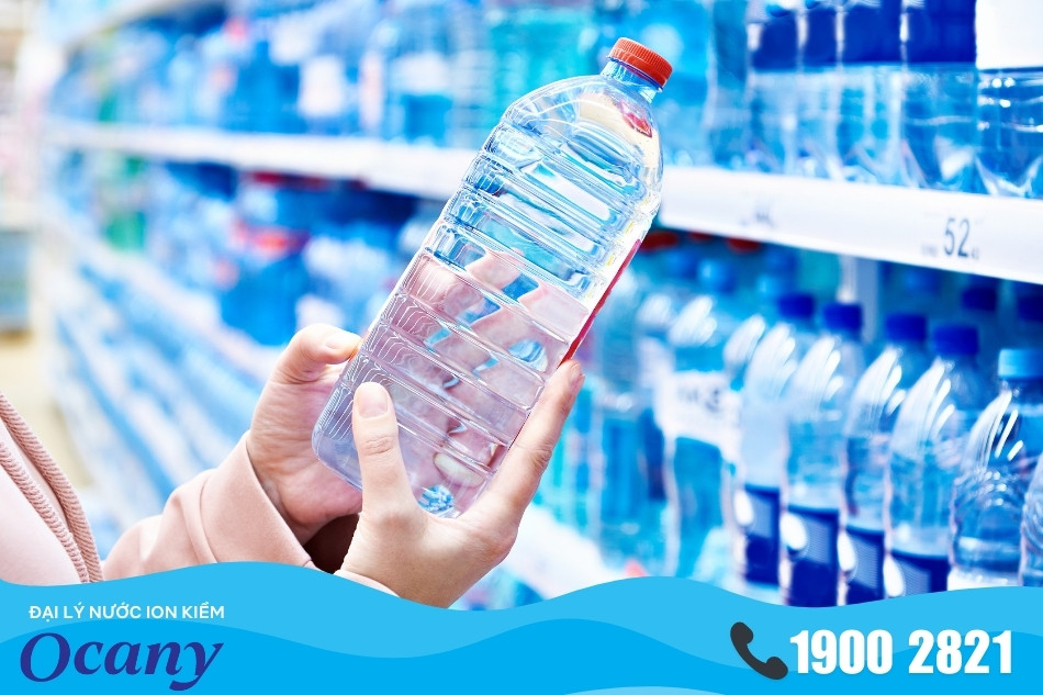 Nước khoáng là loại nước bổ sung một lượng đáng kể các khoáng chất hòa tan Nước khoáng là loại nước bổ sung một lượng đáng kể các khoáng chất hòa tan