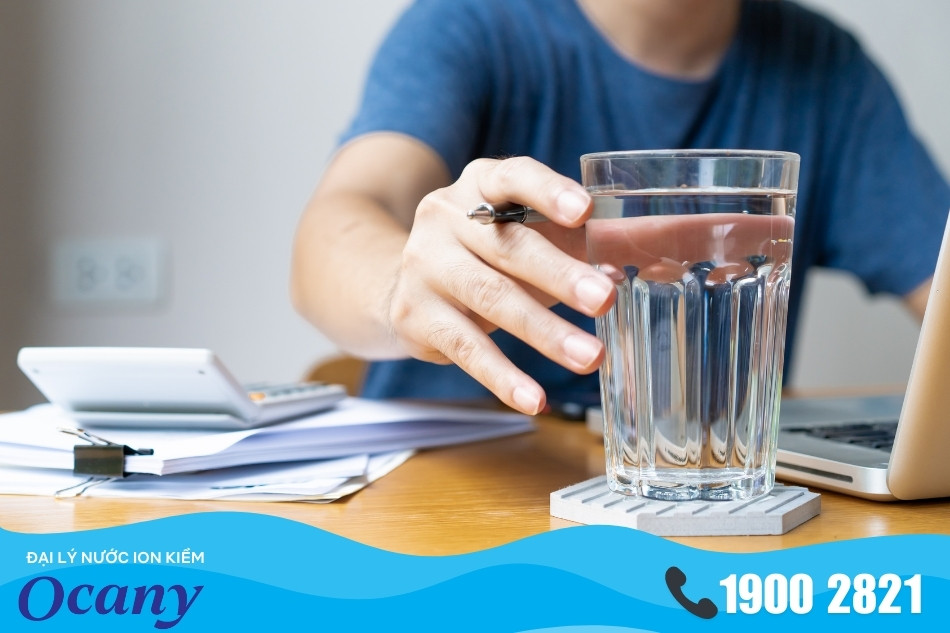 Người lớn nên uống khoảng 1,5 - 2 lít nước mỗi ngày Người lớn nên uống khoảng 1,5 - 2 lít nước mỗi ngày