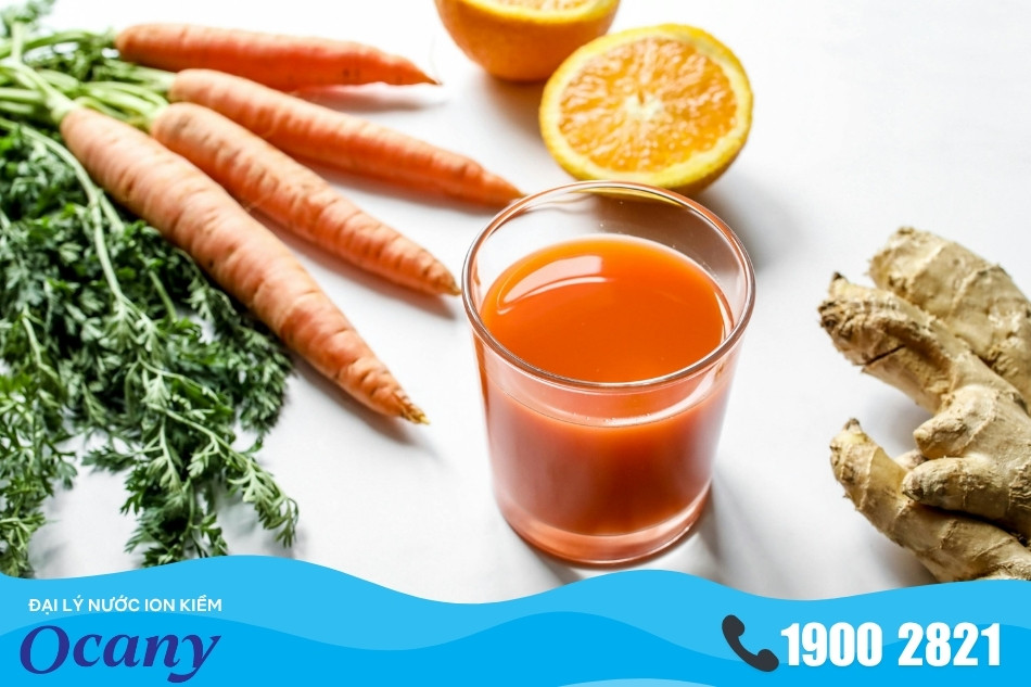 Nước ép cam, gừng, cà rốt giàu vitamin C, beta-carotene và chất chống viêm