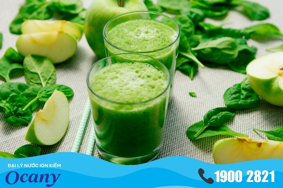 Rau bina và táo xanh giàu sắt, chất xơ và vitamin C